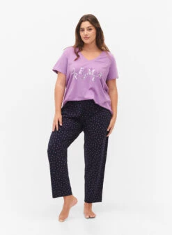 Zizzi Cotton Night T-shirt With Text Print -Chic Soldes M70061E 0658 ModelFullBody