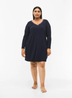 Zizzi Long-sleeved Cotton Nightgown -Chic Soldes M70062A 9990 ModelFullBody