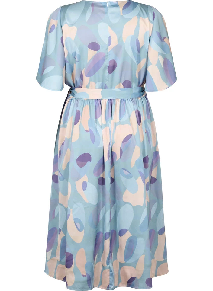 Zizzi Short Sleeve Satin Dress With Print And Tie 7 Zizzi Short Sleeve Satin Dress With Print And Tie – Image 5