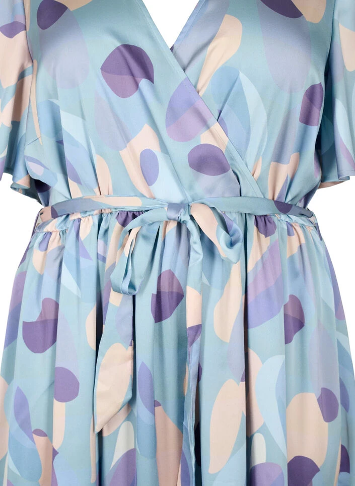 Zizzi Short Sleeve Satin Dress With Print And Tie 8 Zizzi Short Sleeve Satin Dress With Print And Tie – Image 6
