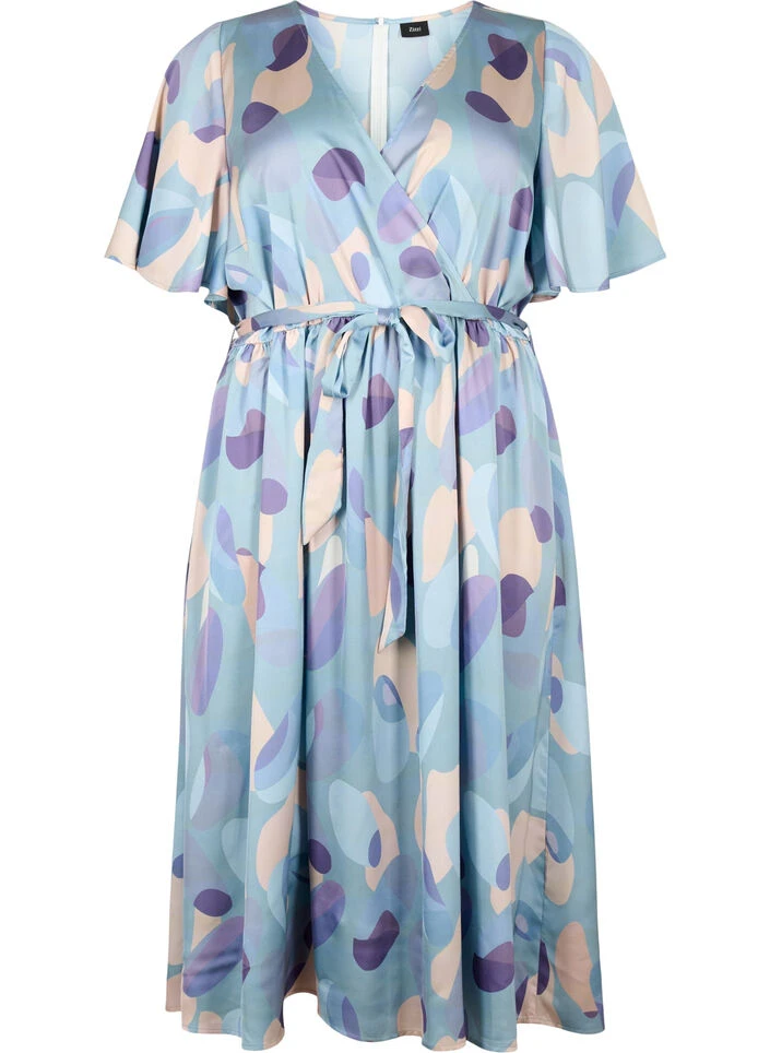 Zizzi Short Sleeve Satin Dress With Print And Tie 6 Zizzi Short Sleeve Satin Dress With Print And Tie – Image 4