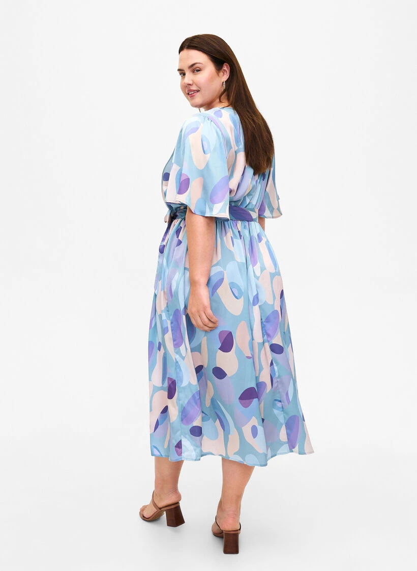 Zizzi Short Sleeve Satin Dress With Print And Tie 4 Zizzi Short Sleeve Satin Dress With Print And Tie – Image 2