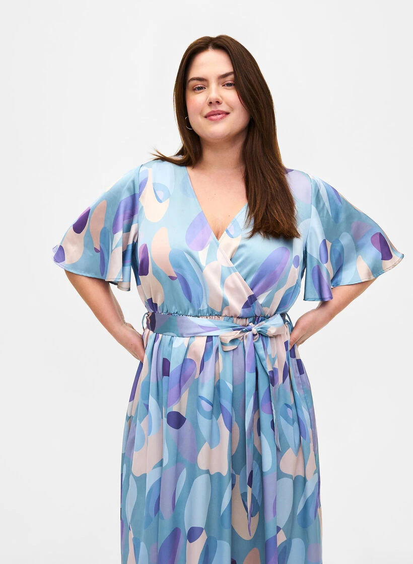 Zizzi Short Sleeve Satin Dress With Print And Tie 5 Zizzi Short Sleeve Satin Dress With Print And Tie – Image 3