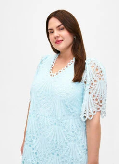 Zizzi Crochet Dress With Short Sleeves -Chic Soldes M90071A 0303 ModelDetail1