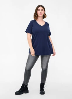 Zizzi Basic T-shirt With V-neck -Chic Soldes N00010A 1496 ModelFullBody
