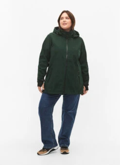 Zizzi Short Softshell Jacket With Detachable Hood 13 Zizzi Short Softshell Jacket With Detachable Hood -Chic Soldes N92383J 0906 ModelFullBody