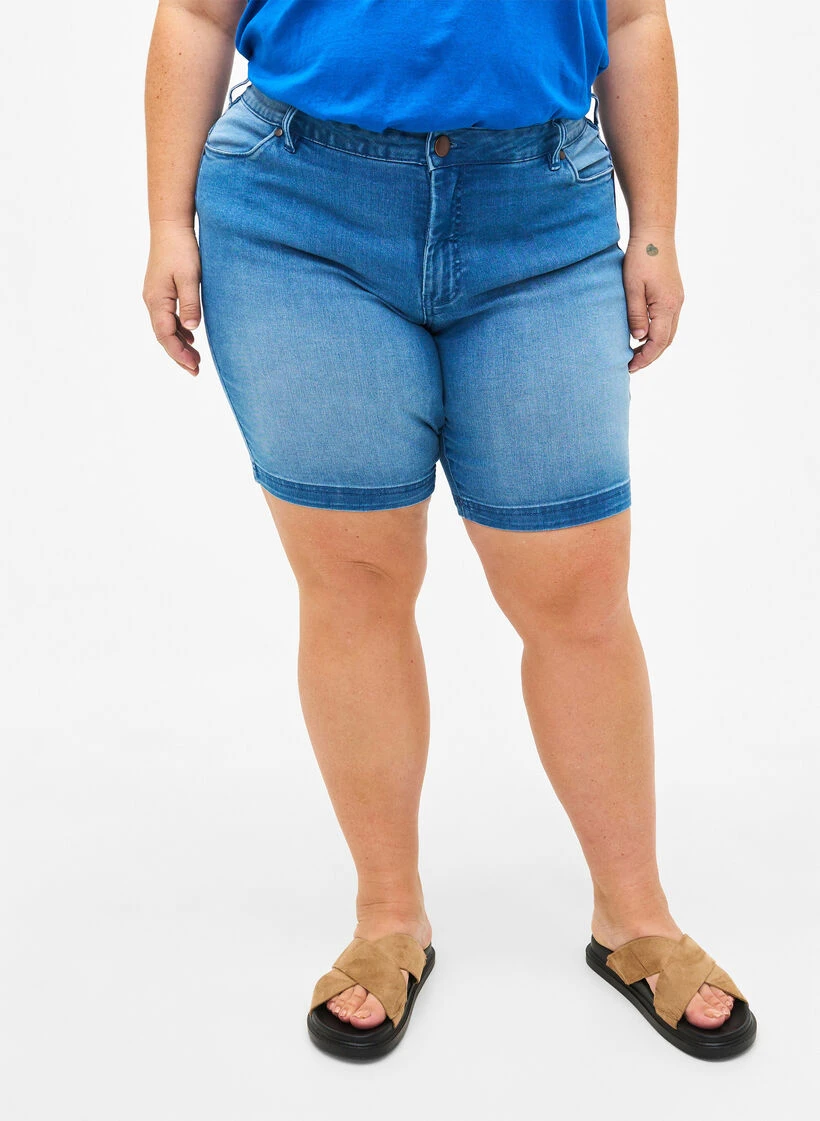 Zizzi Slim Fit Emily Short With A Regular Waist 5 Zizzi Slim Fit Emily Short With A Regular Waist – Image 3