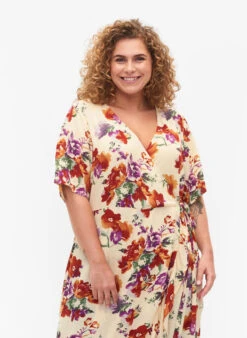 Zizzi Wrap Dress With Floral Print And Short Sleeves -Chic Soldes V00038H 2280 ModelDetail1