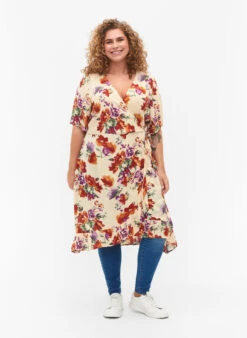 Zizzi Wrap Dress With Floral Print And Short Sleeves