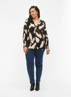 Zizzi Printed Viscose Blouse With Smock -Chic Soldes V00040D 8000 ModelFullBody