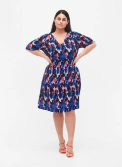 Zizzi Printed Viscose Dress With Smock -Chic Soldes V00040J 9998 ModelFullBody