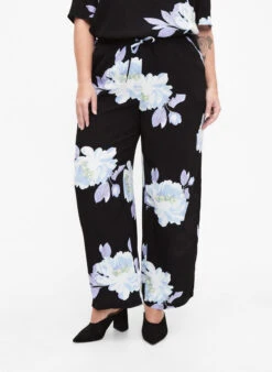 Zizzi Loose Viscose Pants With Print -Chic Soldes V00040K 8004 ModelDetail1