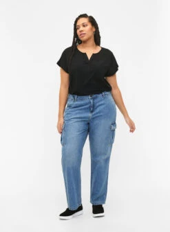 Zizzi V-neck T-shirt With Chest Pocket -Chic Soldes V02533B 0199 ModelFullBody