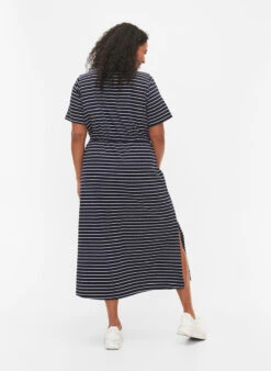 Zizzi Striped Midi Dress In Cotton With Short Sleeves -Chic Soldes V50032P 1496 ModelBack