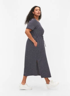 Zizzi Striped Midi Dress In Cotton With Short Sleeves -Chic Soldes V50032P 1496 ModelDetail1