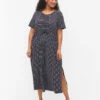 Zizzi Striped Midi Dress In Cotton With Short Sleeves 2 Zizzi Striped Midi Dress In Cotton With Short Sleeves -Chic Soldes V50032P 1496 ModelFront