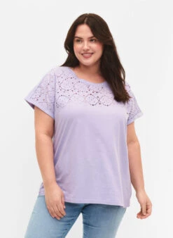 Zizzi Loose T-shirt With Embroidery Anglaise