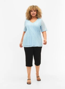 Zizzi Short-sleeved Lace Blouse With V-neck -Chic Soldes V50219A 1417 ModelFullBody