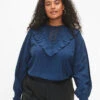 Zizzi Viscose Blouse With Ruffles And Embroidery Detail -Chic Soldes X95963O 0291 ModelFront