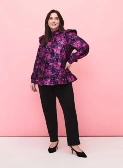 Zizzi Floral Jacquard Blouse With Ruffle Details -Chic Soldes X96231C 9990 ModelFullBody